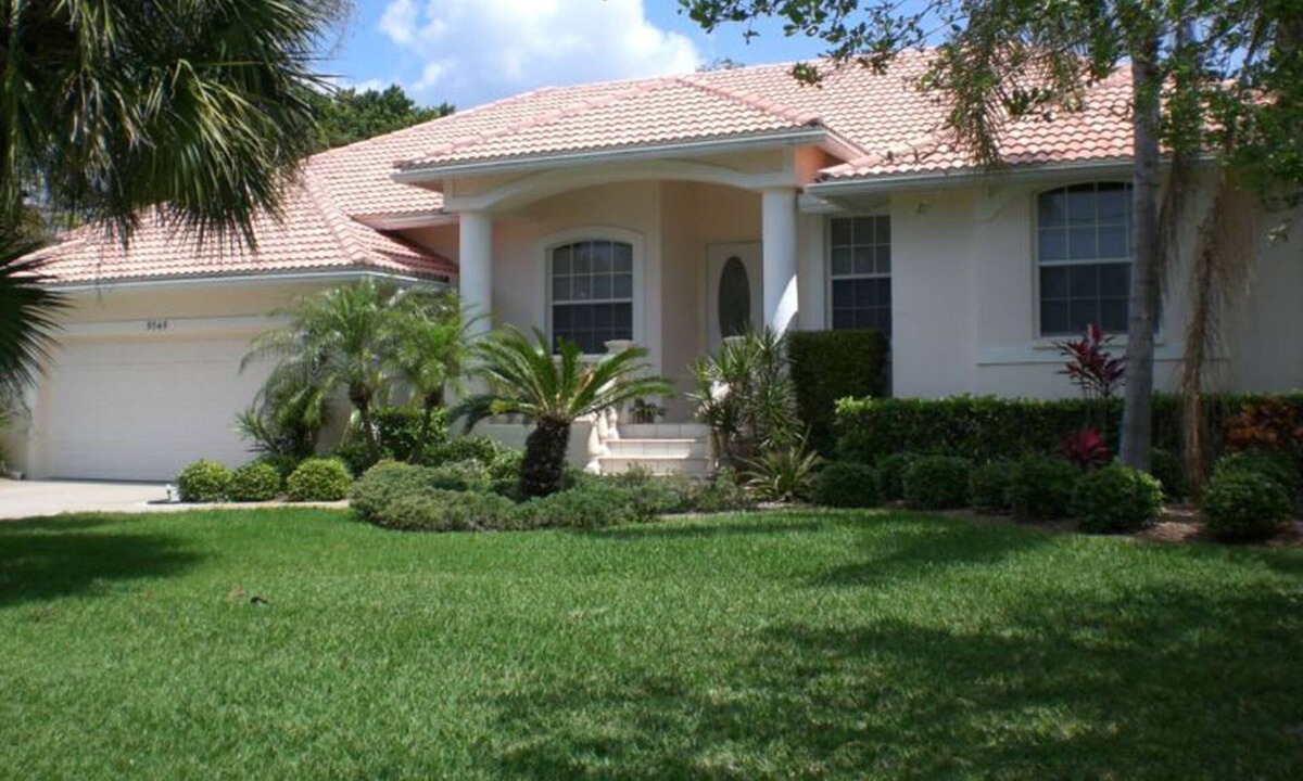 Siesta Key House | 1 Block to the Beach on Siesta Key Vacation Rental Home with Swimming Pool