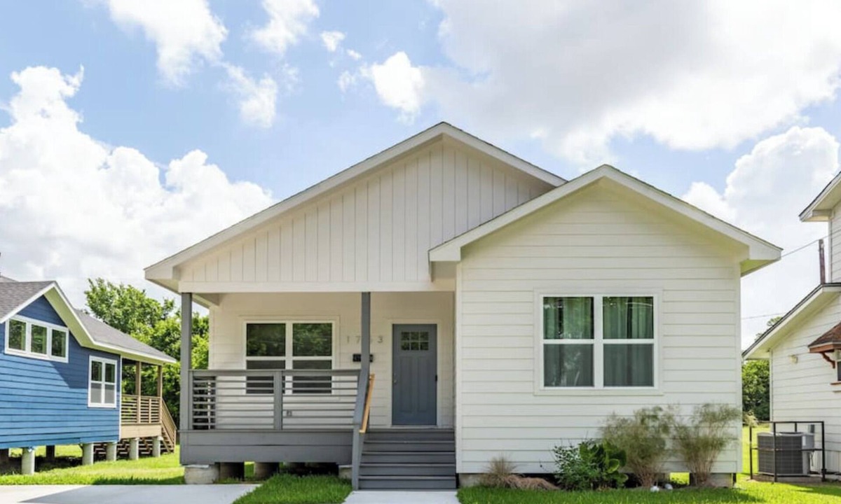 Lawndale/ Wayside House | 111 Lavish Bungalow 1753! Medical Center, Stadiums