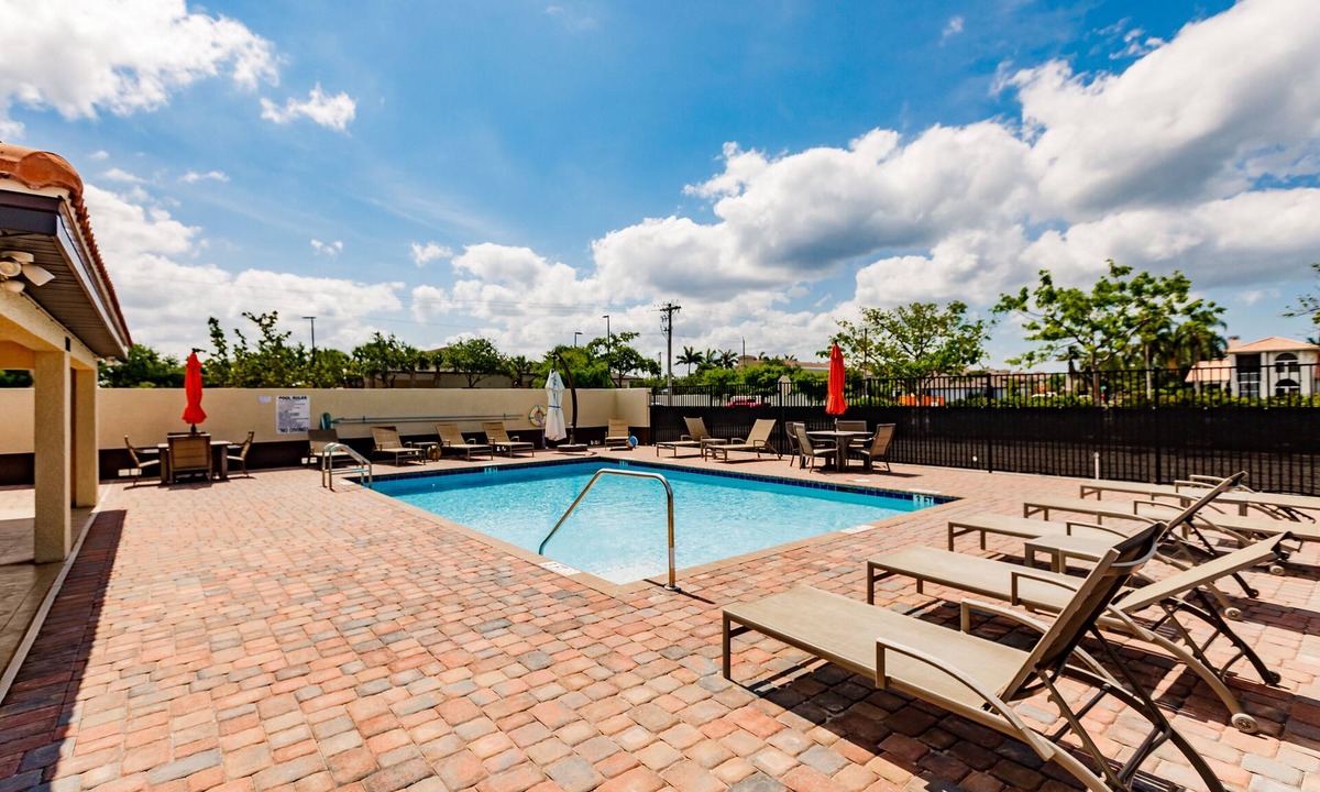 Pelican Condo | 1st Floor 2 King Bd/2ba ~ Pool, Bikes, Beach, Golf, Baby Supplies, Walk Shops