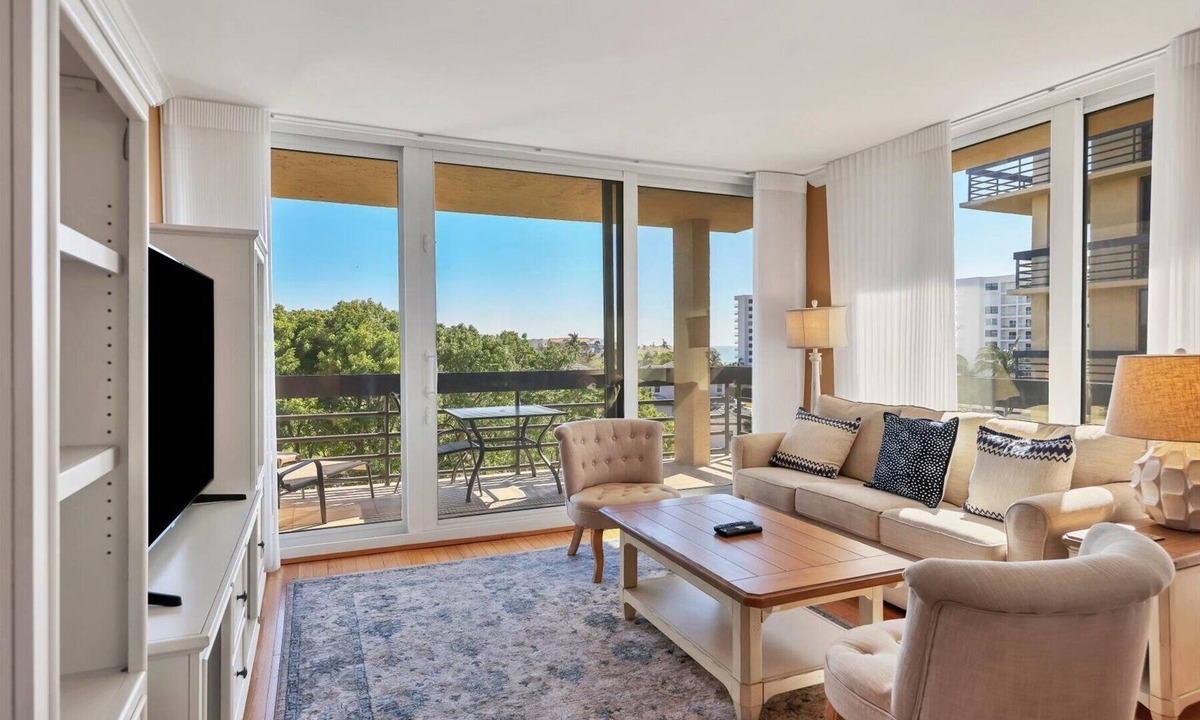 Longboat Key Condo | 2/2 Beachplace Condo, Beach, Pool, Fitness, Tennis