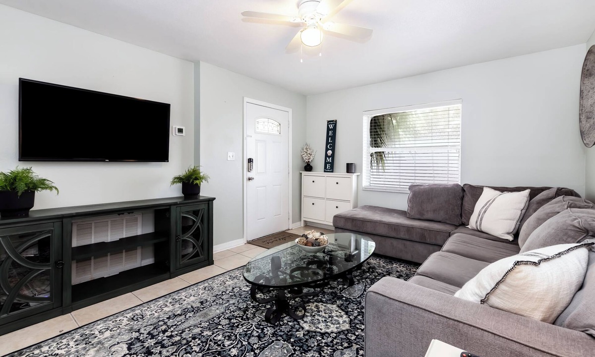 United Central House | 2-Bedroom Home Away from Home in St Petersburg