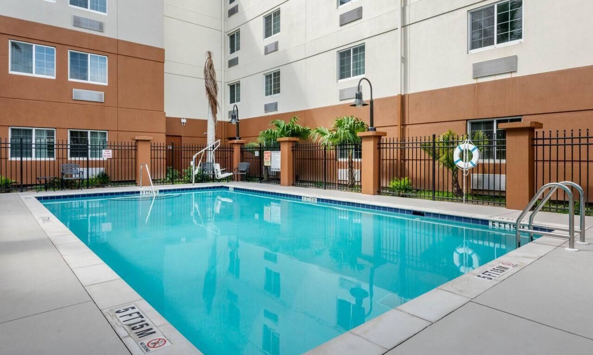 Biggar Hotel | 2 Units | Queen Bed Each | On-site Pool
