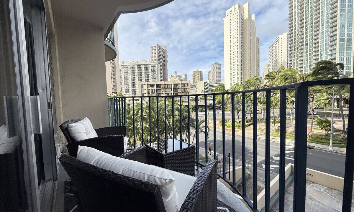 McCully - Moiliili Condo | 2BR/1BA Condo at Royal Aloha in Waikiki! Free PARKING, Free WiFi!