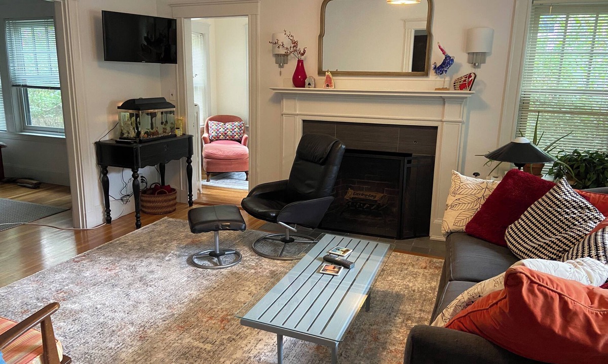 Jamaica Hills - Pond Apartment | 2BR Apt in Boston close to Hospitals, Fenway Park, Bus, T, Restaurants and WF