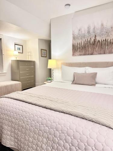 College Hill Apartment | 2BR Unit near Brown & RISD with Free Parking, Full Kitchen
