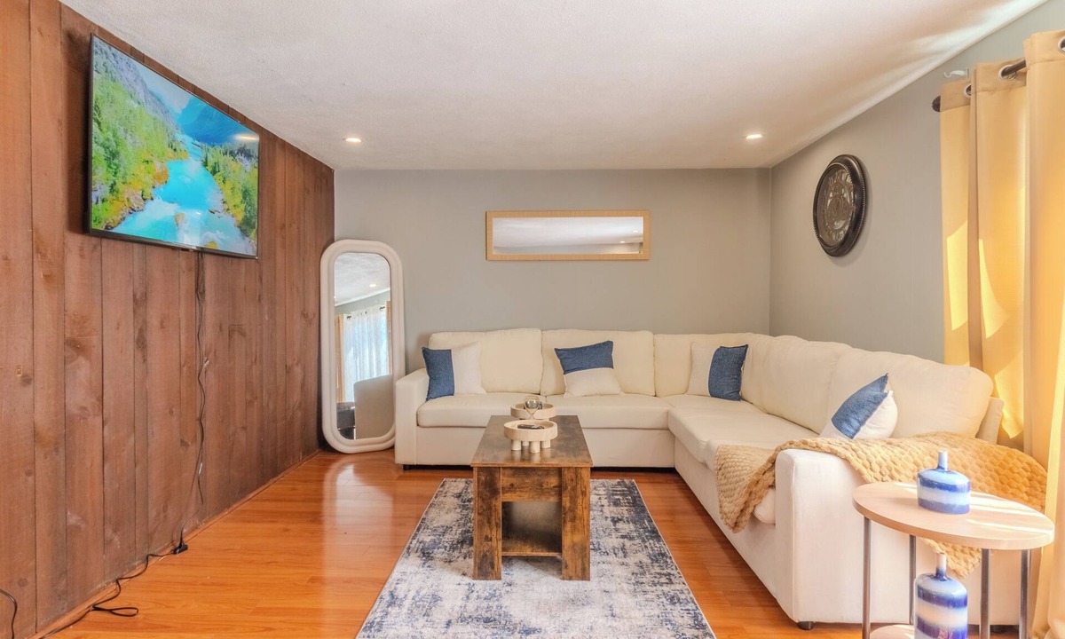South Medford Apartment | 3 Bd/1Bath/Nearby Tufts/Free Parking