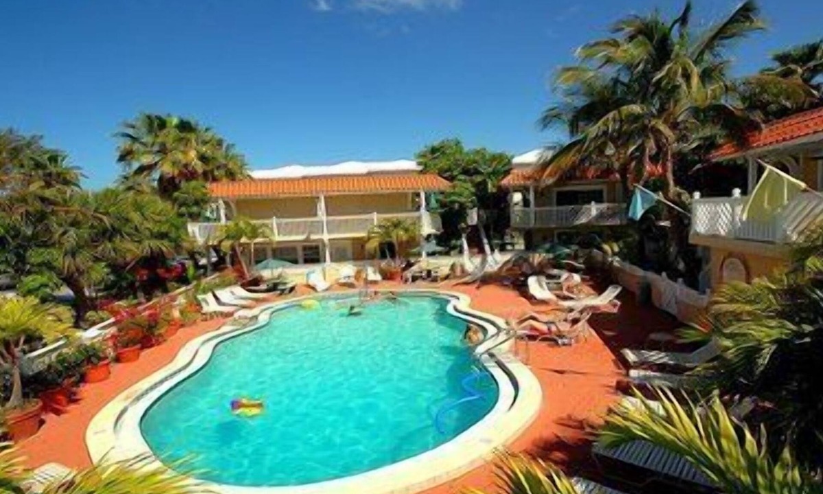 Bradenton Beach Hotel | 3 Bedroom 3 Bathroom Penthouse. Pet Friendly