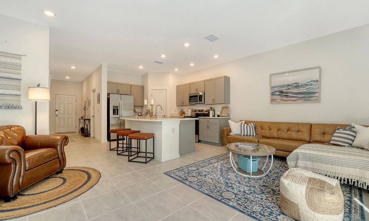 Sarasota House | 3-bedroom home in charming Sarasota. Relax and unwind. 11 ml from beaches.