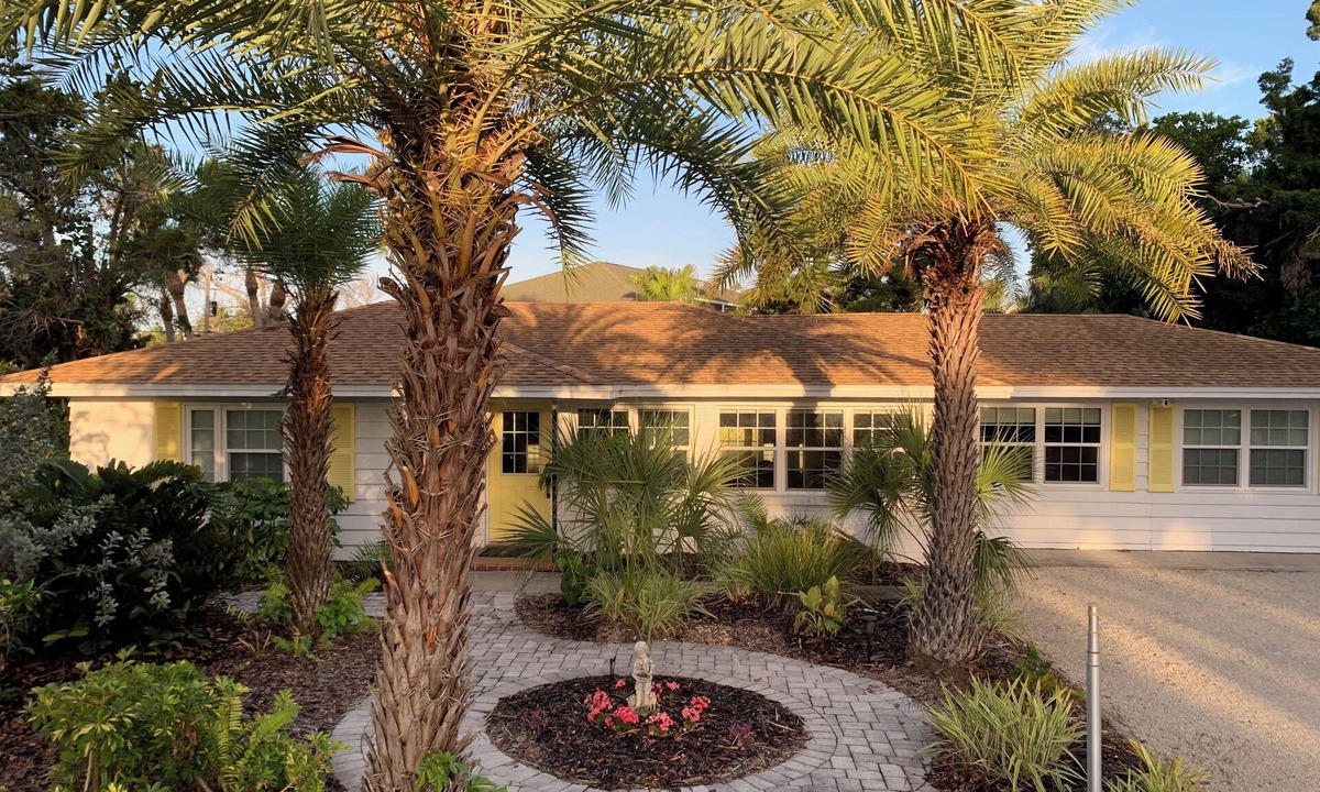 Bay Isle House | 3 Bedroom House North End of Siesta Key - Short Walk To Shell Beach