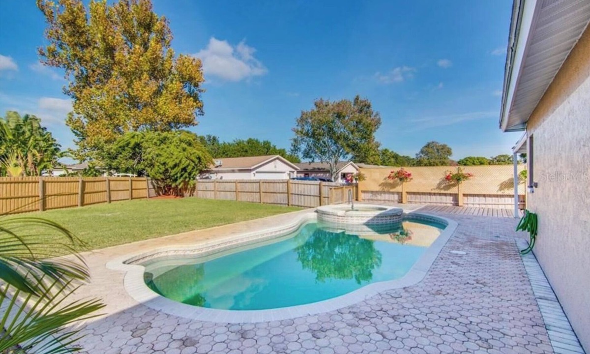 Somerset Lakes House | 3-bedroom House with pool, 10 min from the beach