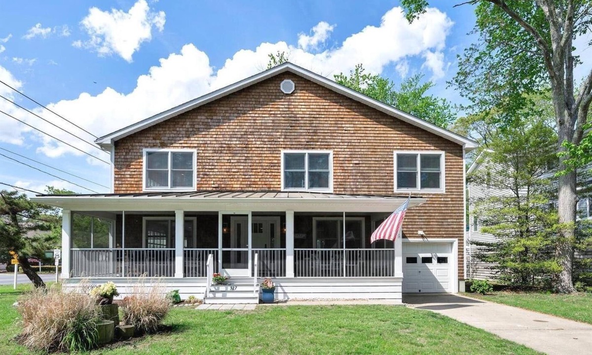 Bethany Beach Cottage | 3 Blocks to Beach. 5 Bedrooms, 4 Bathrooms - Family Spaces, Kitchen, & Porches