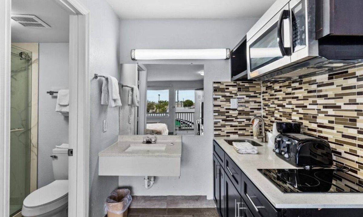 Wilmington Apartment | 3 Queen Beds|Nsmk,Kitchen