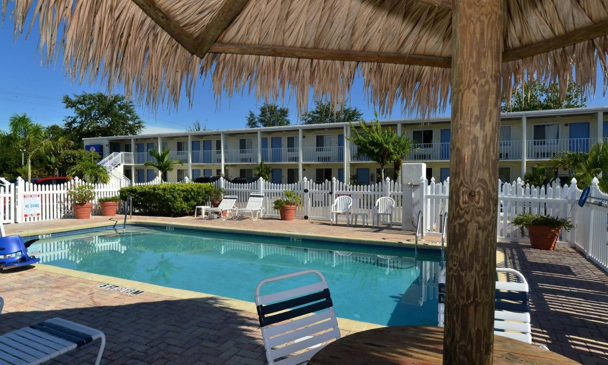 Bradenton Hotel | 3 Well-Appointed Rooms w/Onsite Pool Access | Near Local Shopping & Dining