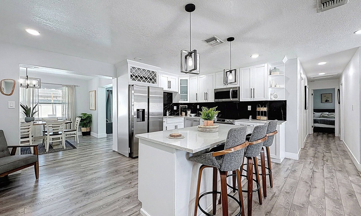 Largo Cottage | 3485 Floral Drive SE