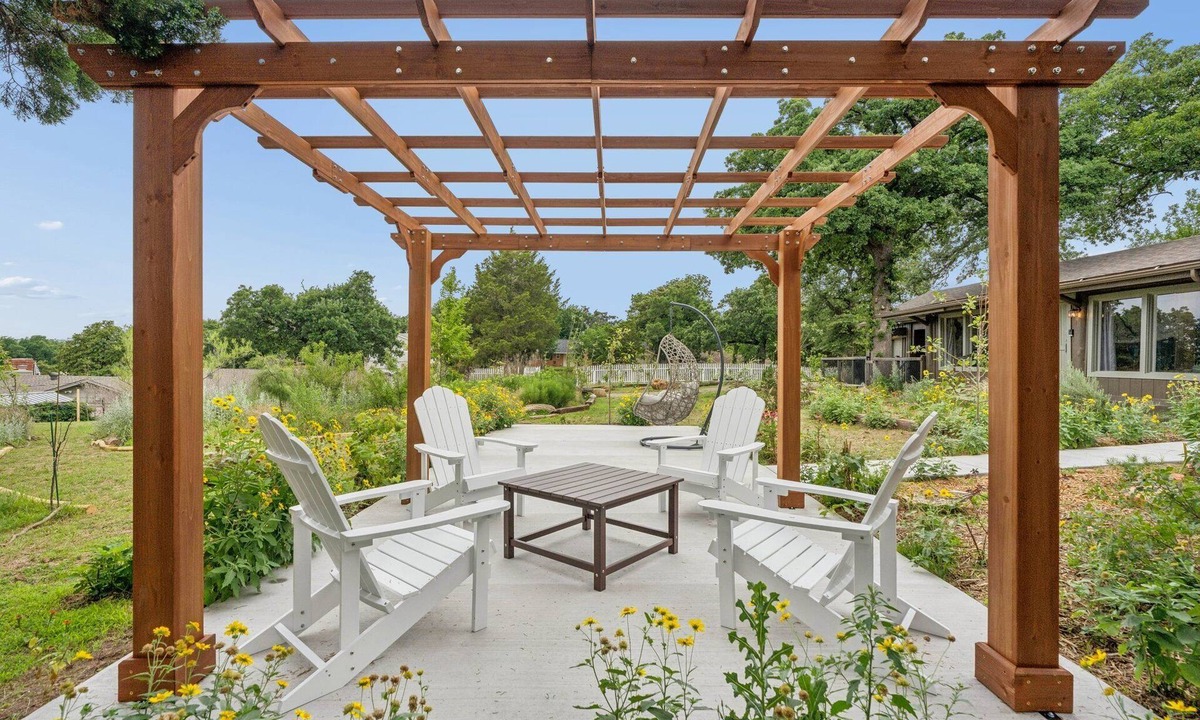 Central Oklahoma City Cabin | 3BR log cabin west OKC — fenced yard, grill, patio. Full kitchen. Sleeps 10. #MW