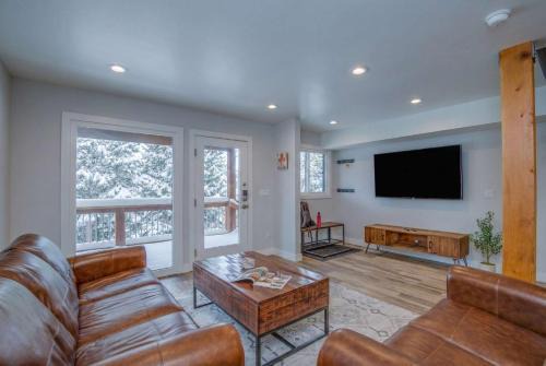 Dunkin Hill House | 3BR with Mountain Views on FREE Bus Line