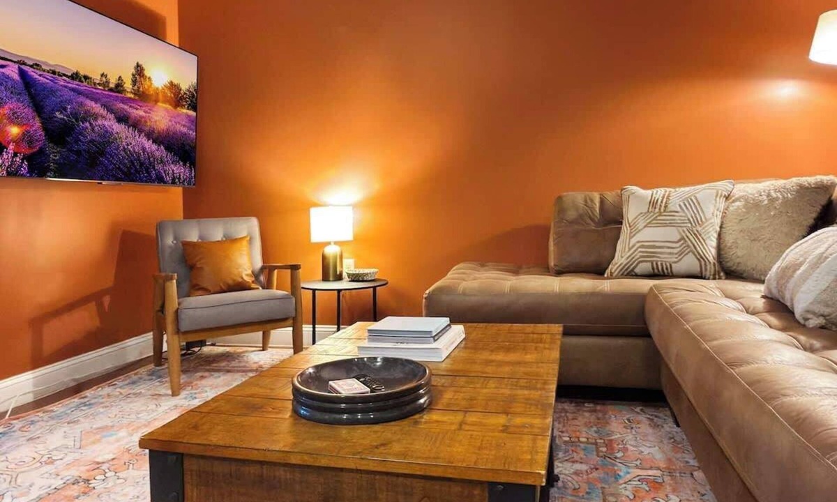 Chinatown Apartment | 4 Beds | Parking | Chinatown | 20' Ceilings