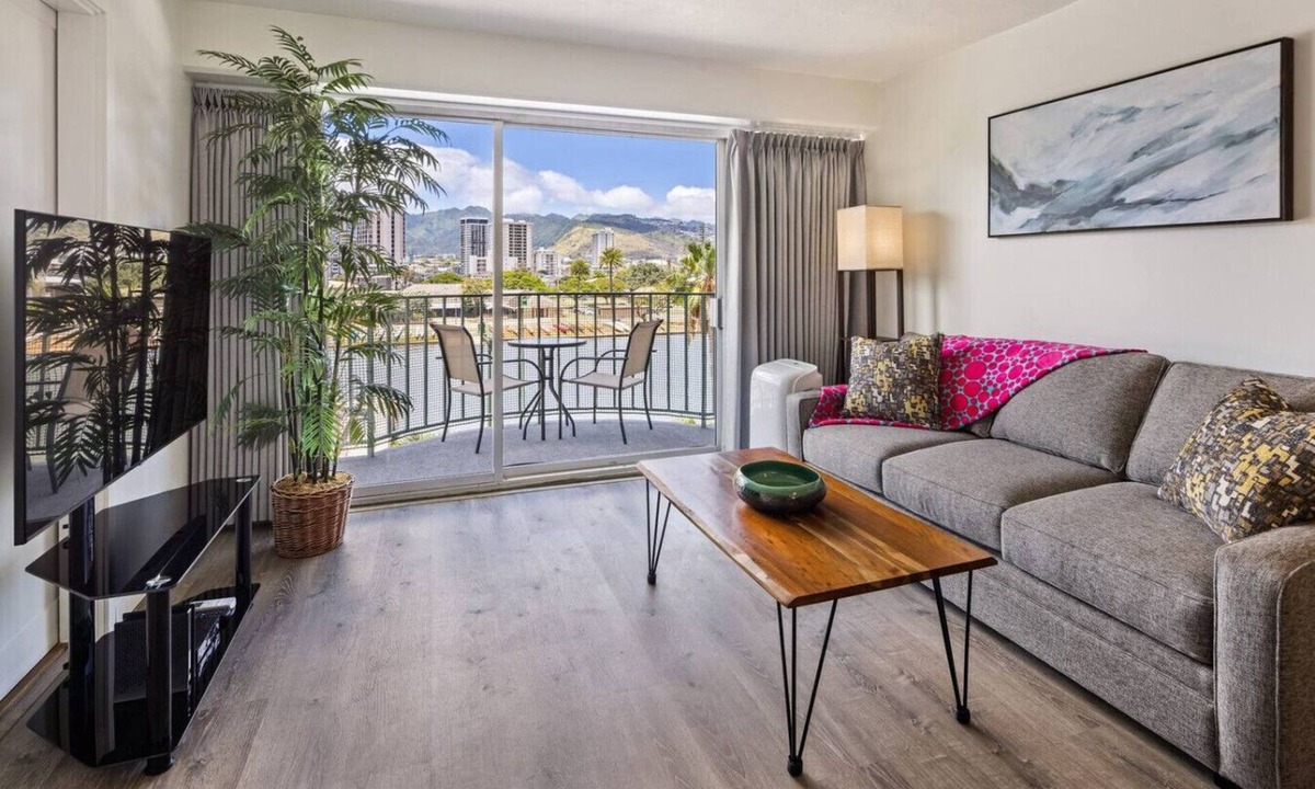 McCully - Moiliili Apartment | 401 FREE Parking/10 min beach/2b-Waikiki/Ala Moana