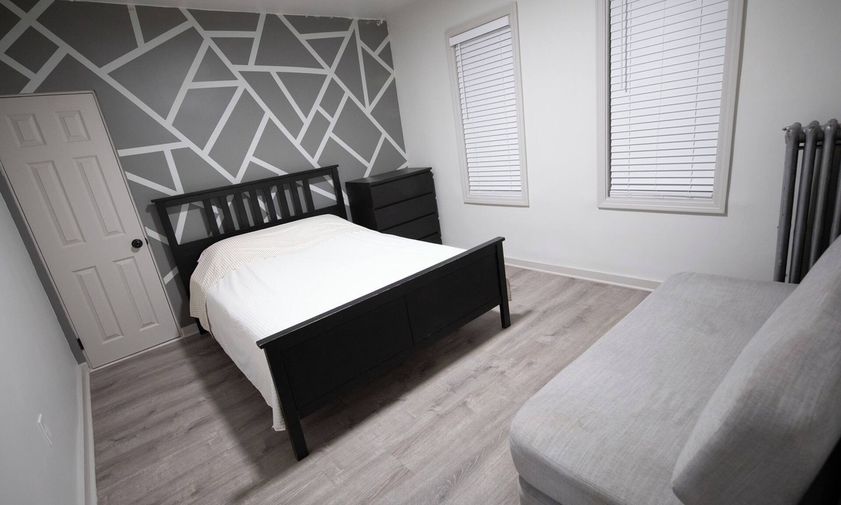 Chelsea Apartment | 5 min to Airport/7 min to Downtown - 3 bdrm Apt
