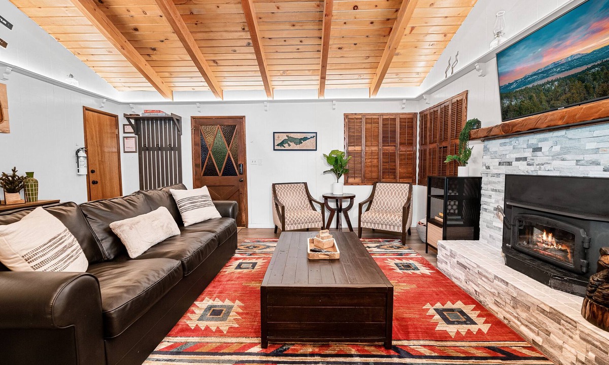 Big Bear Lake Cabin | 5 min walk to Lake 4 min drive to Village EV
