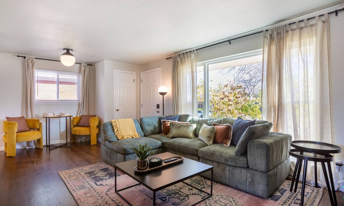 South Westminster House | 5BD Near Downtown - Movie Theater & BBQ Backyard