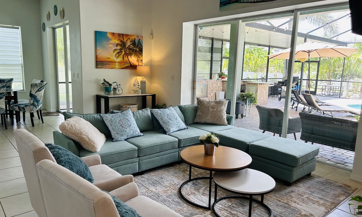 St. Petersburg House | 5br/4ba Luxury house w pool and beautiful backyard