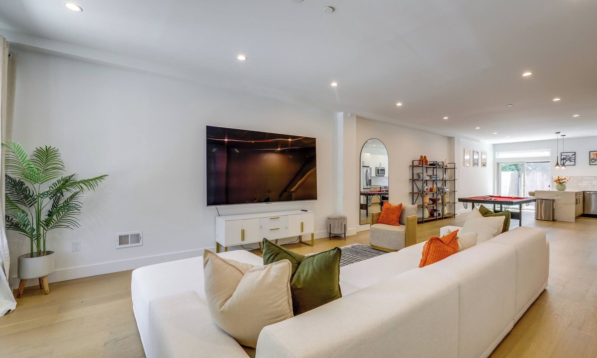 Northwest Philadelphia House | 6 Mi to Center City Philly! WFH-Friendly Townhome