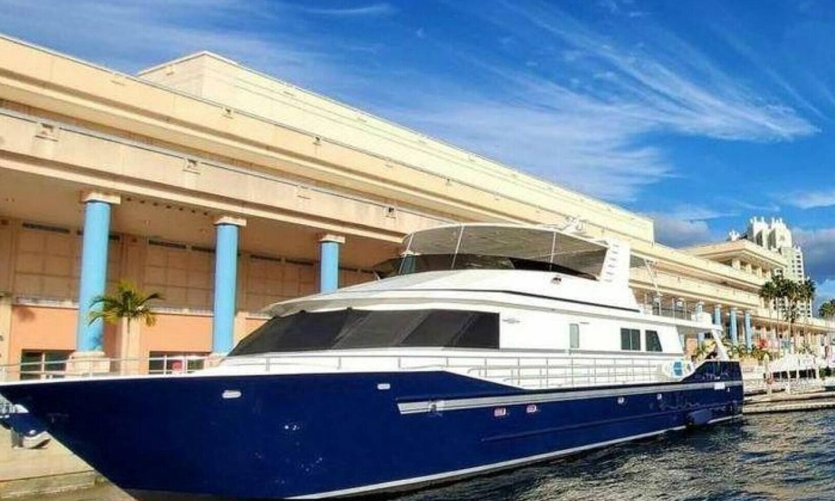 St. Petersburg Boat Rental | A 90 foot luxury yacht offering intimate dockside gatherings and curated overnight stays on Tampa Bay. A place where luxury meets soul.