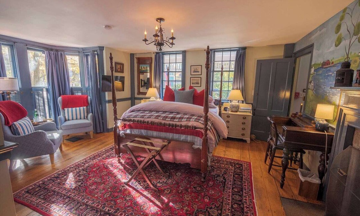 Stonington Apartment | A Mystic Stay as sweet as Apple Pie!