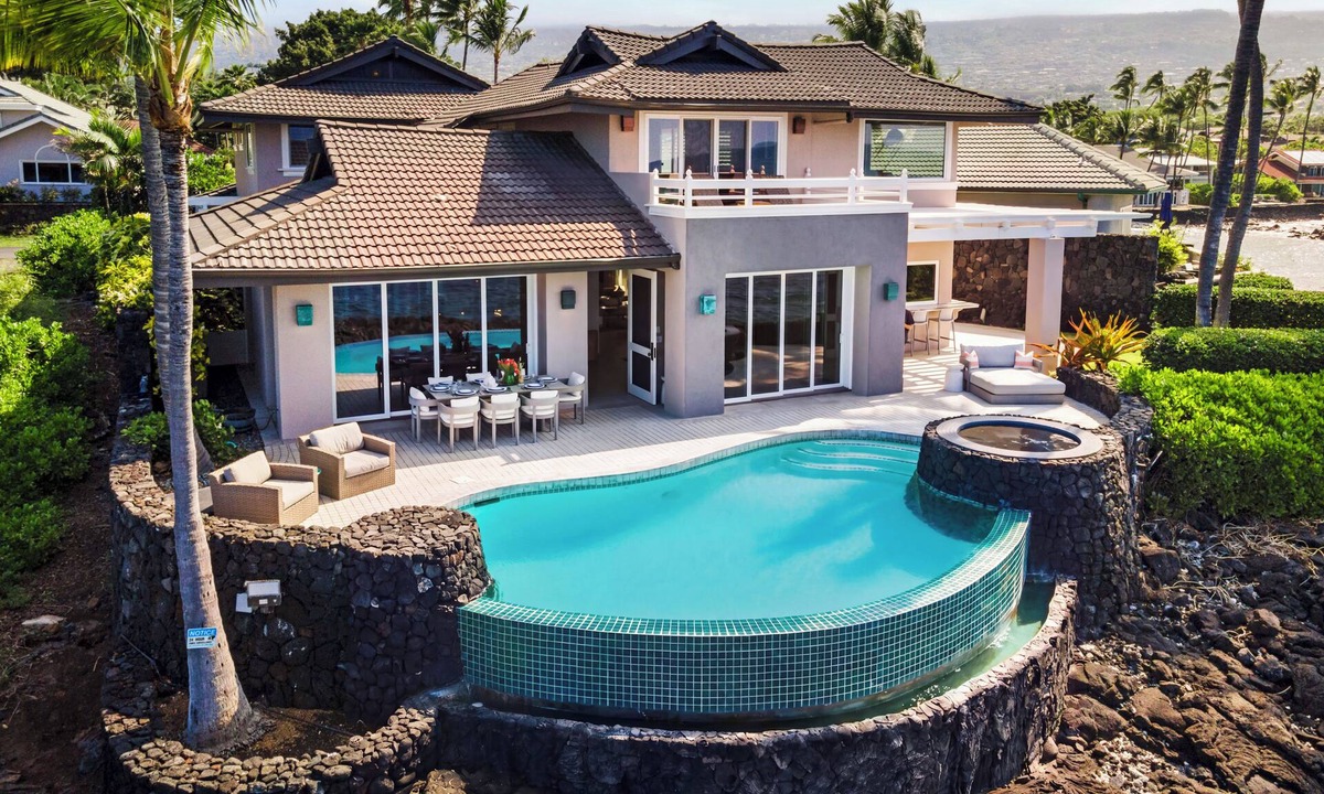 Kailua-Kona House | Ali'i Point #9: Lavish Oceanfront Home w/Pool & Spa- Relax & Watch the Waves