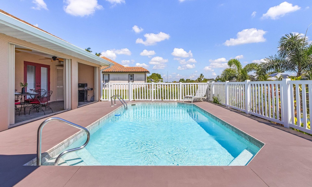 Fort Myers House | Amazing Home for the family, Pet-Friendly, Kayaks! Book Today! Villa Delightful-Roelens Vacations