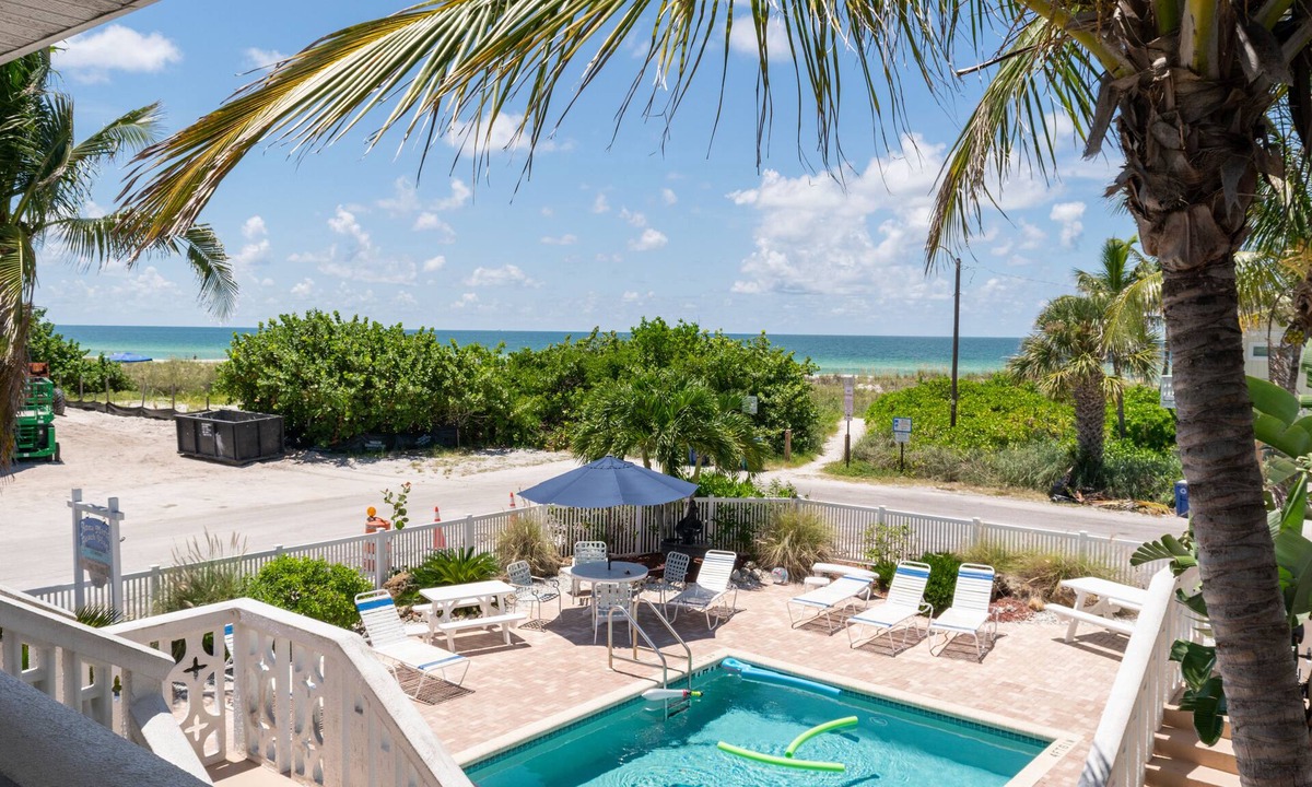 Holmes Beach House | Anna Maria Beach Place #6. Directly Across Street From The Beach With Pool.