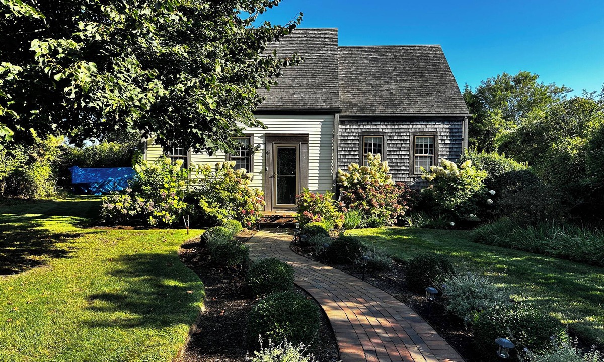 West of Town House | AUG21-28 DISCOUNT! Cute, Quiet, Centrally Located, Outdoor Shower, Lrg Yard, BBQ