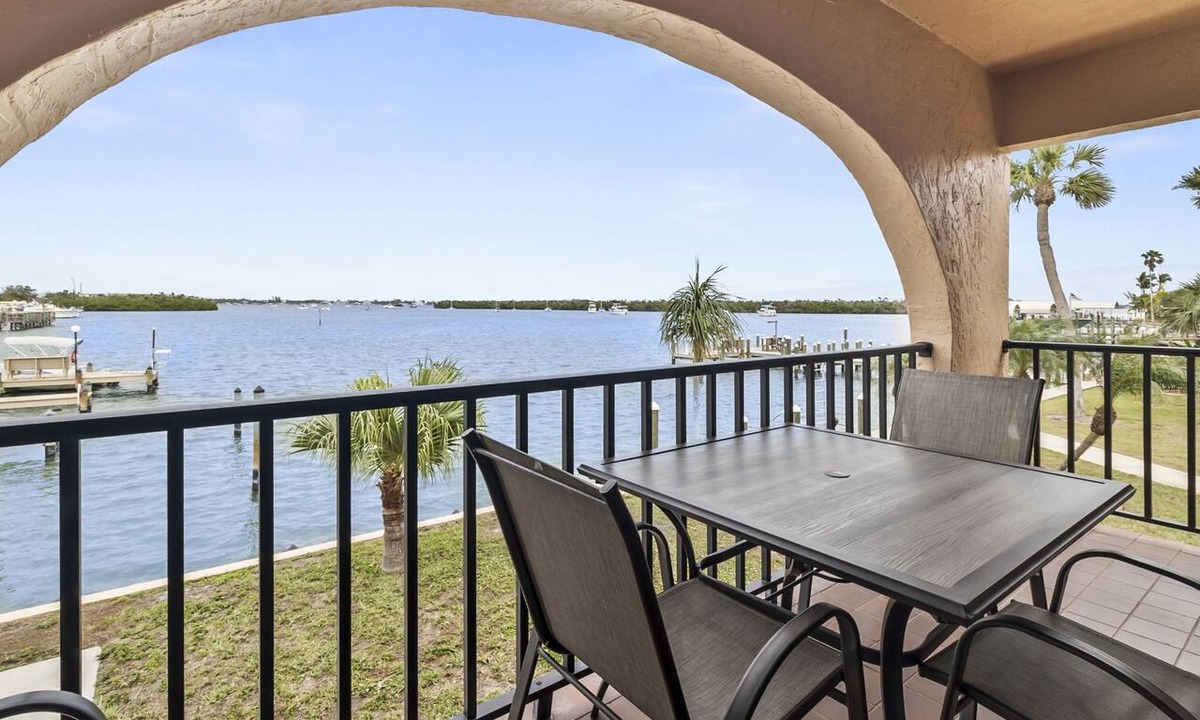 Englewood Condo | Bay Breeze - Waterfront - Walk to beach and restaurants - Dock your boat