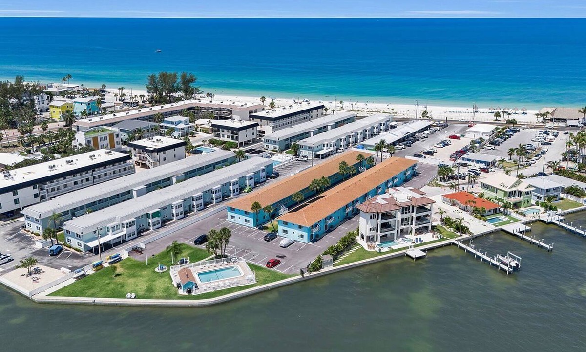 Bradenton Beach Condo | Bayview Terrace #33~Beach, Bay, Pool & Bbq