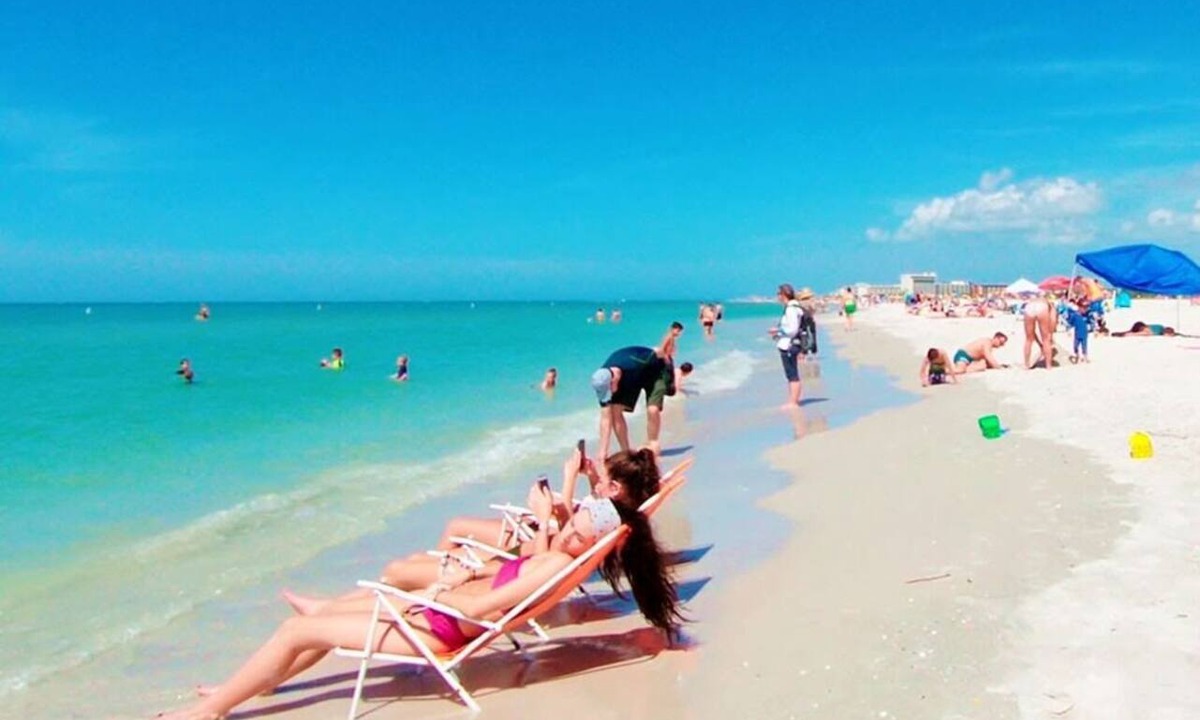Treasure Island Hotel | 🐬 BBR #7, Steps to the Beach, Heated Pool w/Full Kitchen & 3 Beds!