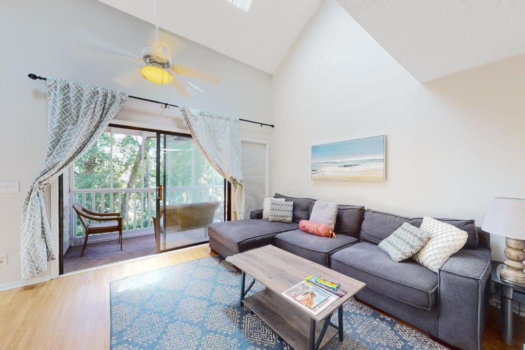 Little River Apartment | Beach Golfer's Nest