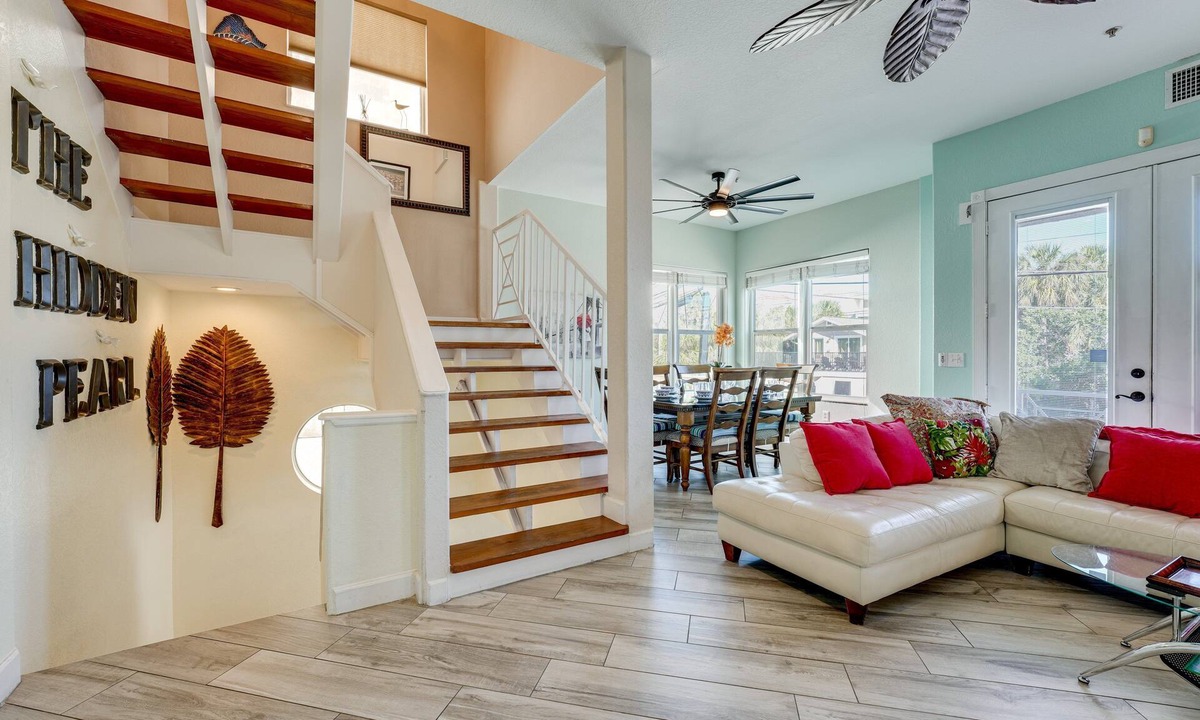 Bay Esplanade House | Beachview 4 bedroom Townhome! 30 second walk from the beach! Free parking!