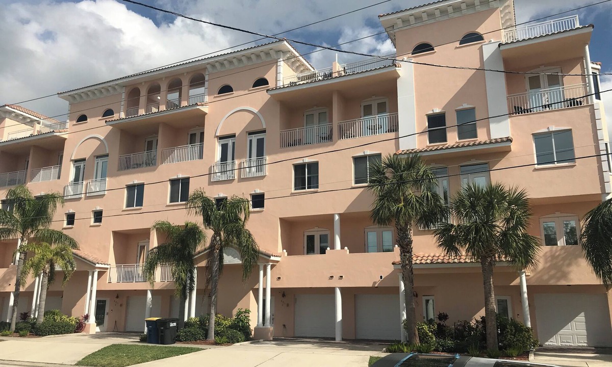 Bay Esplanade House | Beautiful Condo Close to Beach Private Hot Tub & Elevator