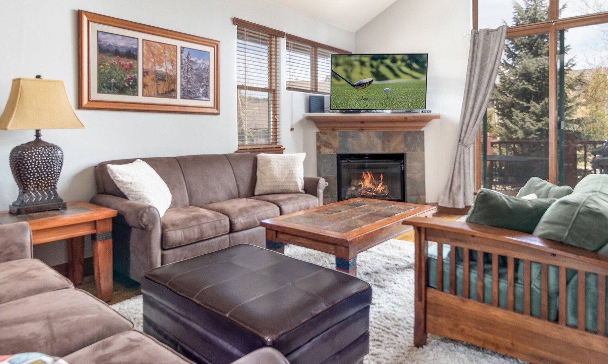The Highlands House | Beautiful Home with Private Hot Tub Deck Fireplace
