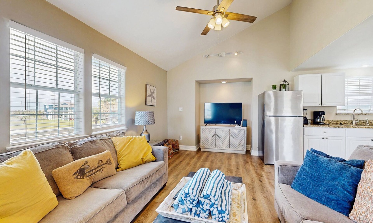 Terramar Beach House | Beautiful, spacious home with remodeled interior & full kitchen - close to beach