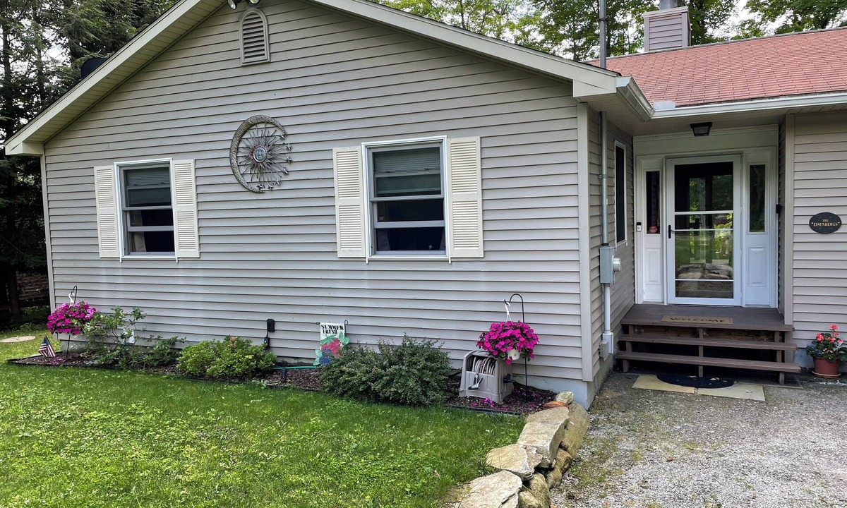 Sherwood Forest House | Berkshires Lakefront Gem. Cozy home w/hiking, swimming & all things cultural!
