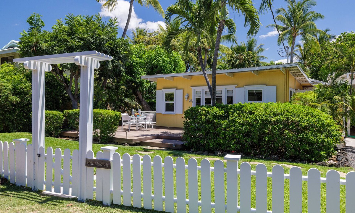 Kamuela Cottage | BI Hale Mele Mele, 3BR with AC, Summer rates! Quick walk to the ocean!