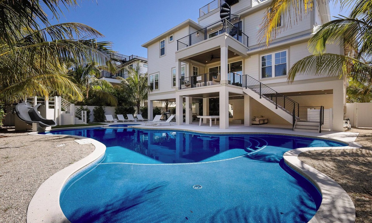 Sarasota House | Big Kahuna House Steps to Beach w/Waterslide, Pool & Spa!