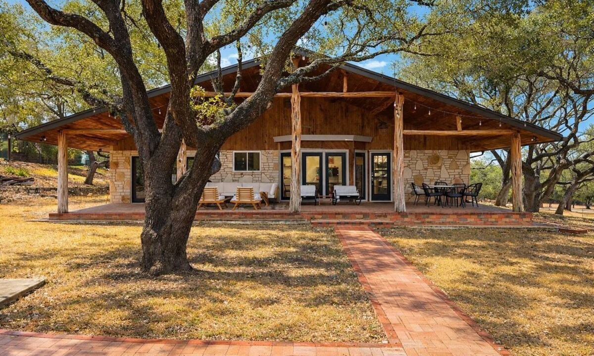 Boerne Cabin | Boerne Modernist: 12.5-Acre Retreat & Exec Cabin