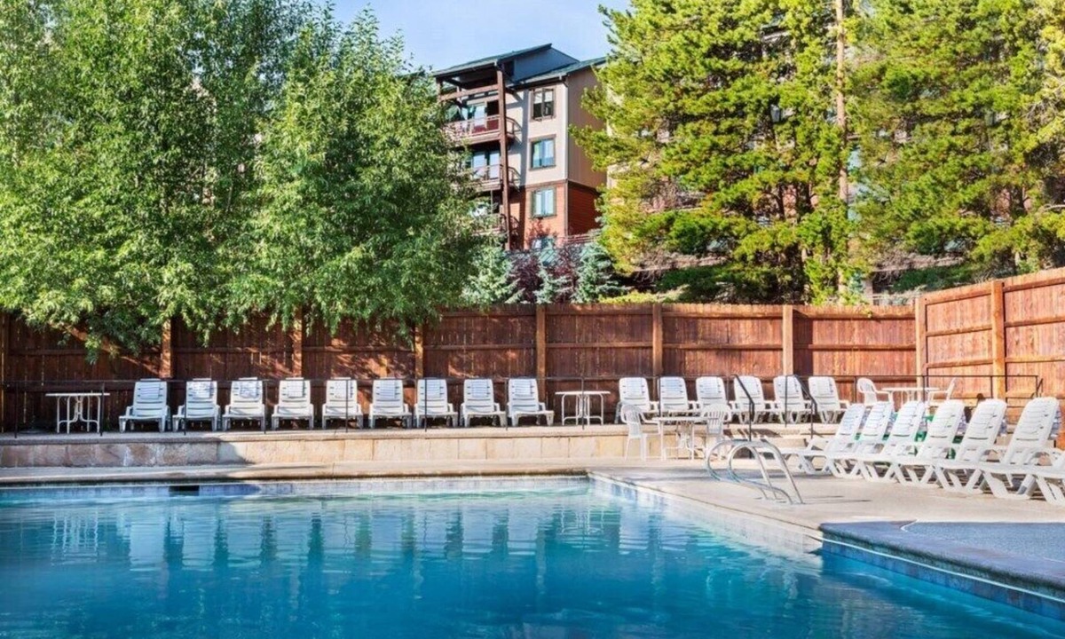 Peak 9 Apartment | Breckenridge | Couples Ski Retreat | Pool + Hot Tubs
