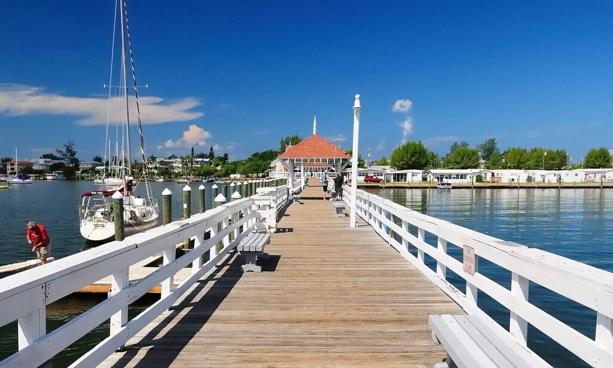 Bradenton Beach Cottage | Bridge Street Beach House | Wi-Fi | Center of All