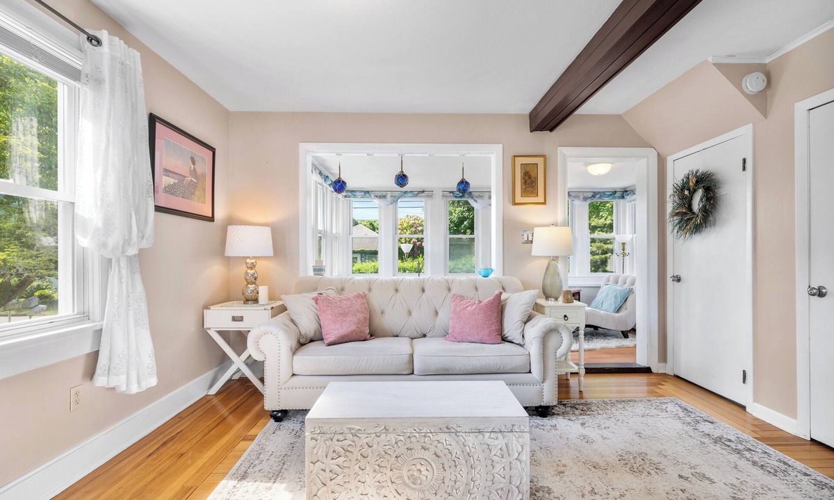 Waterford House | Bright & Cheerful Coastal Cottage for Multi-week & Monthly Stays