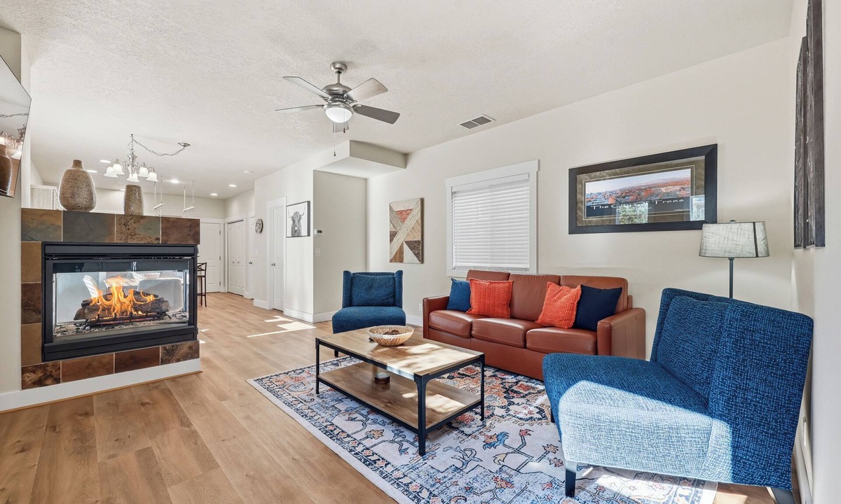 Southeast Boise House | Bronco Game Day Getaway Walk to Stadium+Fireplace+Indoor Parking
