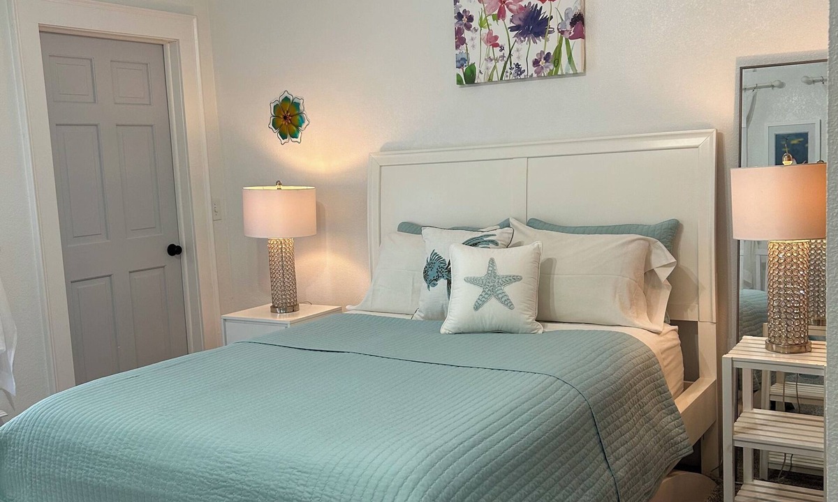 Palmetto Bed & Breakfast | BrownBunnyB&B — Immaculate Private Room in Picturesque Palmetto, FL Fast WiFi